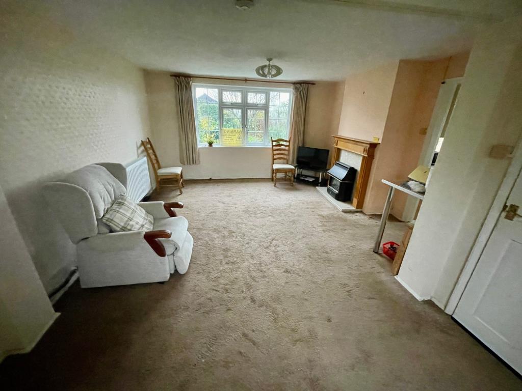 Lot: 49 - SEMI-DETACHED COTTAGE ON 0.4 ACRE PLOT - Living room